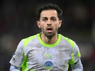 Joueur de football en maillot gris et vert
