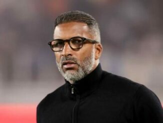 Homme barbu aux lunettes dans un stade