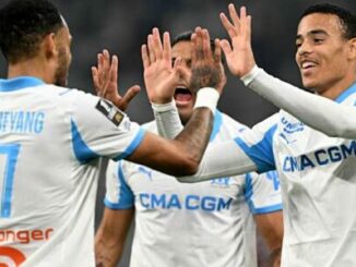 Joueurs de football se félicitant sur le terrain