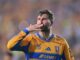 Footballeur en maillot jaune envoyant un baiser