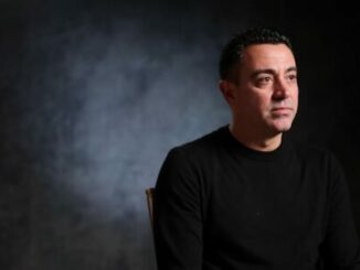 Portrait d’homme assis sur fond sombre