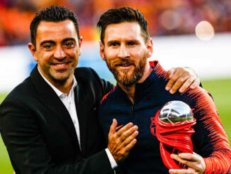 Deux hommes sur terrain avec trophée argenté