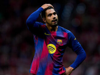 Joueur du FC Barcelone main sur la tête