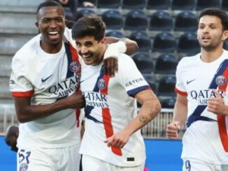 Trois footballeurs du PSG célébrant un but