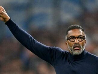 Homme pointant du doigt dans un stade