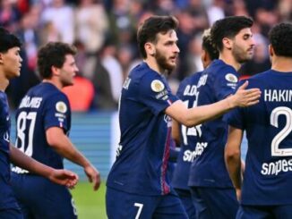 Joueurs de football en maillot bleu célébrant