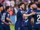 Joueurs de football en maillot bleu célébrant