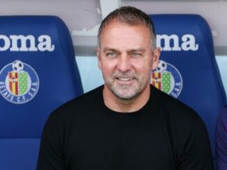 Homme assis sur banc de touche Getafe