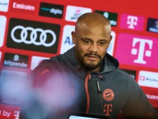 Entraîneur de football en conférence de presse