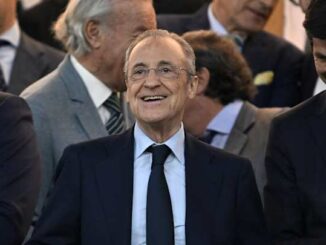 Homme en costume souriant lors d’un événement officiel