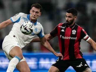 Deux footballeurs disputent le ballon en match