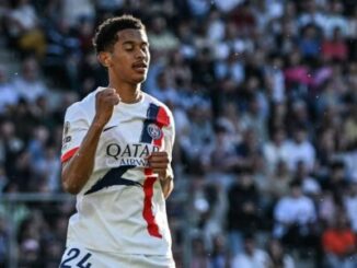 Joueur du PSG célébrant sur le terrain