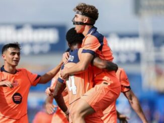 Joueurs de football célébrant un but en orange