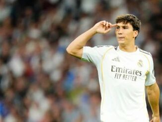 Joueur de football en maillot blanc saluant