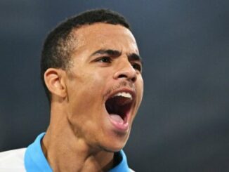 Footballeur criant de joie en gros plan