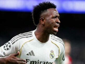 Footballeur en maillot blanc criant sur le terrain
