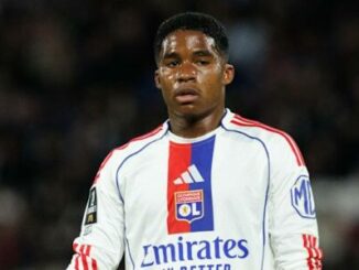 Joueur de football en maillot blanc lyonnais