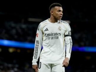 Footballeur en maillot blanc du Real Madrid