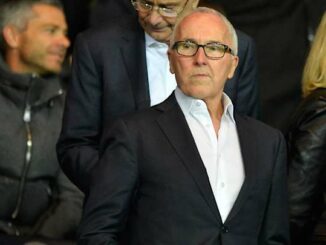 Homme en costume et lunettes dans les gradins