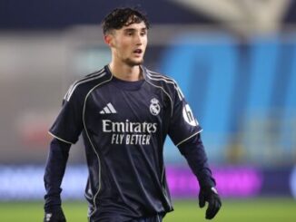 Footballeur en maillot noir du Real Madrid