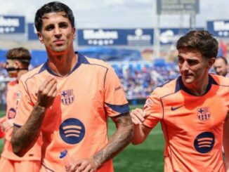 Deux joueurs du FC Barcelone en maillot orange