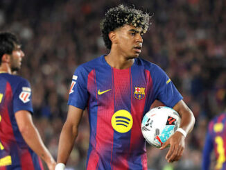 Joueur du FC Barcelone tenant un ballon