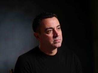 Portrait d’homme en clair-obscur sur fond sombre