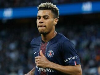 Footballeur en maillot du PSG sur le terrain