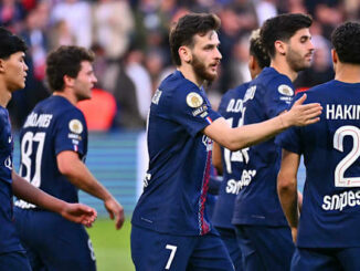 Joueurs de football en maillot bleu célébrant