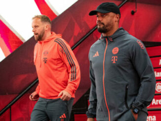Deux entraîneurs du Bayern près de l'Allianz Arena