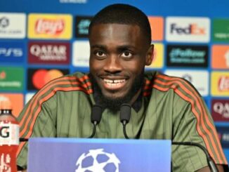 Footballeur souriant en conférence de presse
