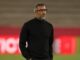 Homme en pull noir sur un terrain