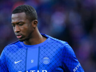 Joueur de football en maillot bleu du PSG