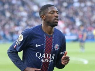Footballeur du PSG en plein match sur le terrain