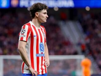 Footballeur en maillot rouge et blanc rayé