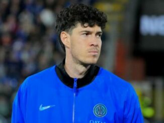 Footballeur en veste bleue de l’Inter Milan