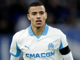 Joueur de football en maillot blanc de Marseille