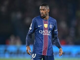 Footballeur en maillot du PSG sur le terrain