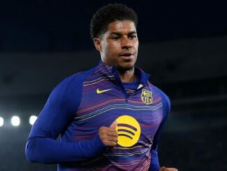 Footballeur en maillot du FC Barcelone courant