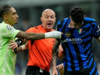 Arbitre séparant deux joueurs lors d’un match