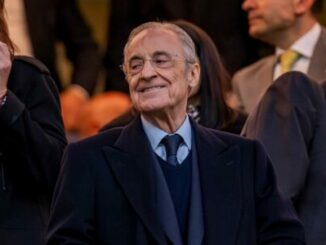 Homme âgé souriant en costume sombre