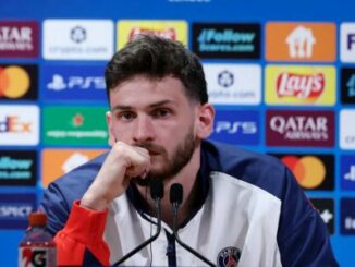 Joueur de football en conférence de presse PSG