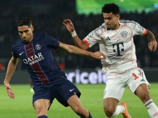 Deux footballeurs disputant le ballon en match
