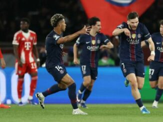 Joueurs du PSG célèbrent un but au stade