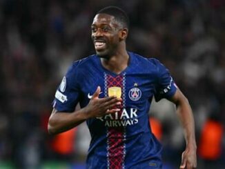 Footballeur célébrant un but en maillot bleu