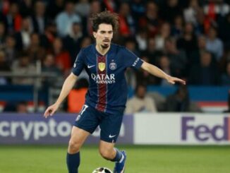 Footballeur du PSG en plein match