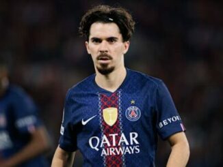 Joueur de football en maillot bleu PSG