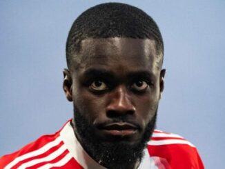Gros plan d’un footballeur en maillot rouge