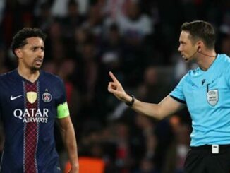 Arbitre avertissant joueur du PSG sur le terrain