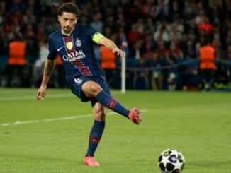 Joueur de football tirant le ballon en match